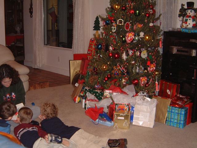 2003/12(Dec)/02-Christmas Eve/640x480_2003-12-24-08-reading-waiting-on-Santa.JPG